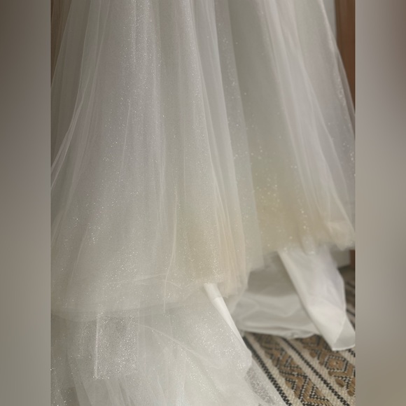 Stunning Wedding Dress - Perfect for a Boho Wedding - Picture 13 of 15